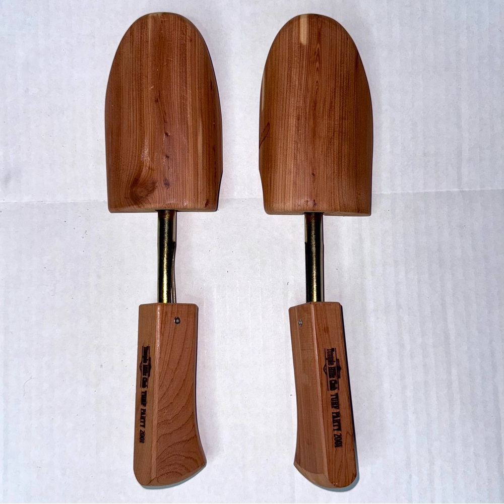 Pair of red cedar wood shoe trees in good condition, old school